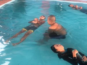 กิจกรรมฝึกนักเรียนว่ายน้ำที่โรงเรียนวัด_18